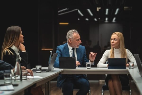 Marketing jurídico de alto padrão: posicionamento, autoridade e diferenciação